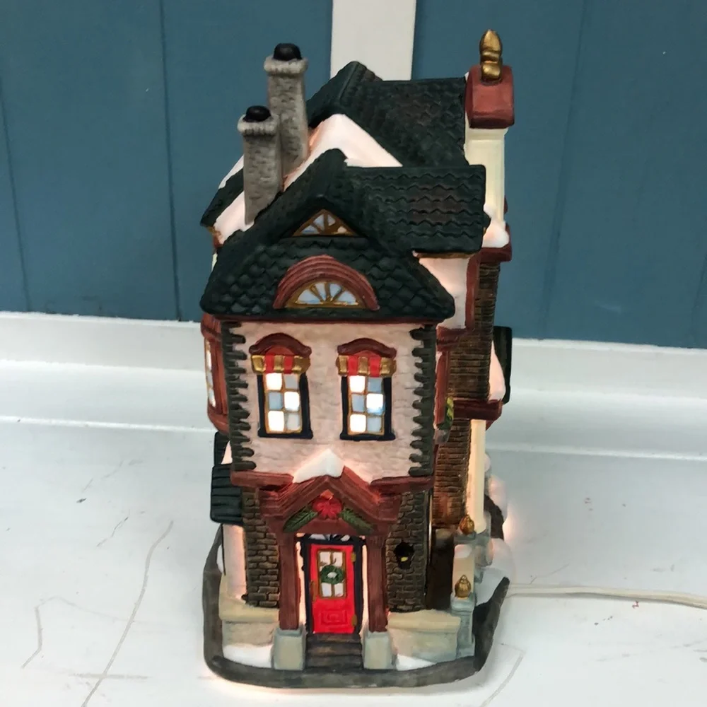 Grandeur Noel Victorian Village Restaurant Christmas 1999 Vintage with light‎